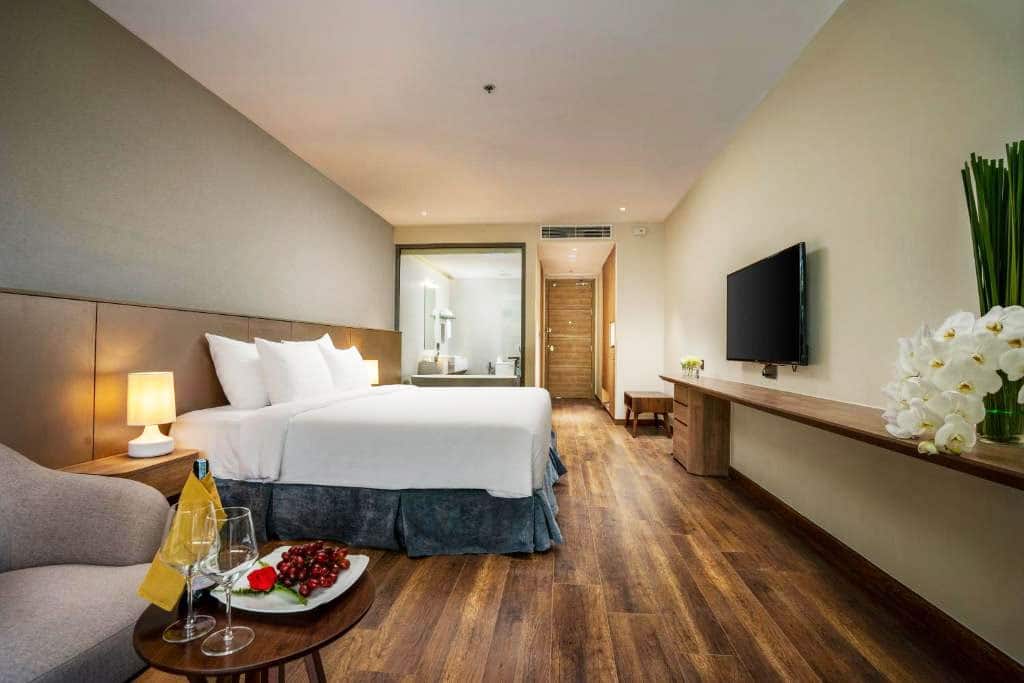 Premier Ocean Room flamingo cat ba