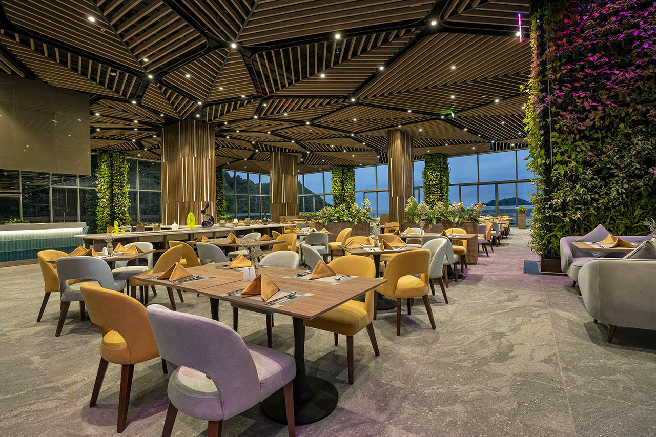 Sun Restaurant flamingo cat ba