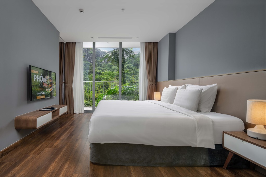 01 Bedroom Premier Residence Mountain Flamingo Cat Ba Resort 2 4