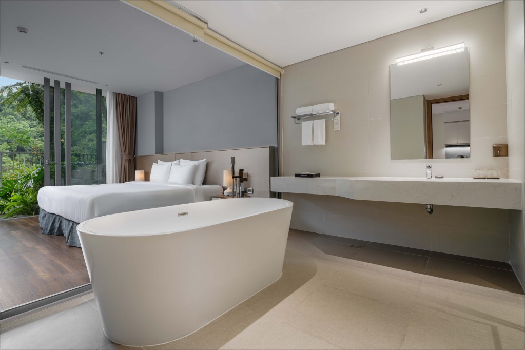 01 Bedroom Premier Residence Mountain Flamingo Cat Ba Resort 2 5