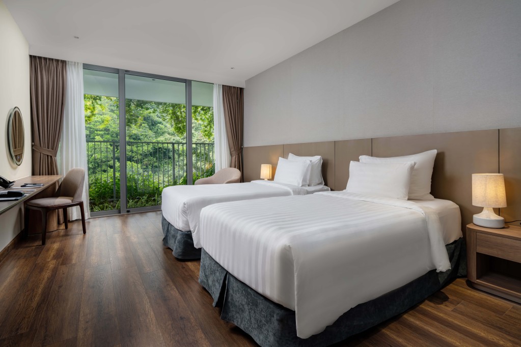 Deluxe Mountain View Flamingo Cat Ba Resort 1 1