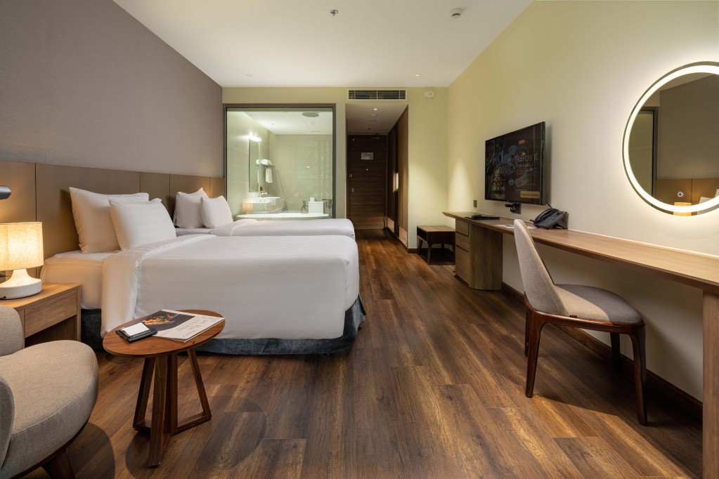 Deluxe Mountain View Flamingo Cat Ba Resort 1 4