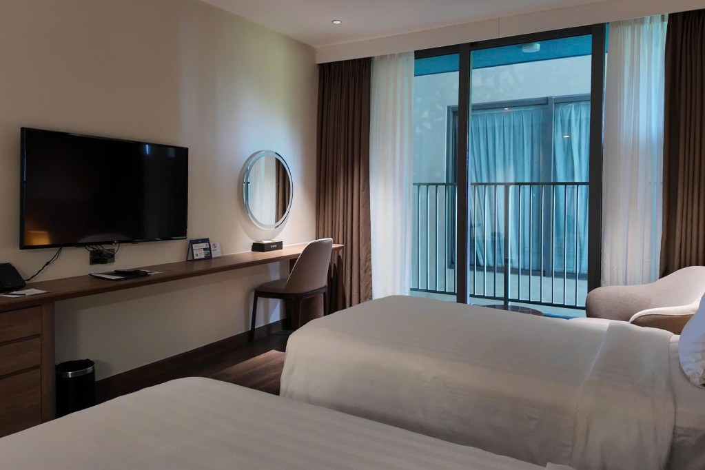 Deluxe No View Flamingo Cat Ba Resort 2