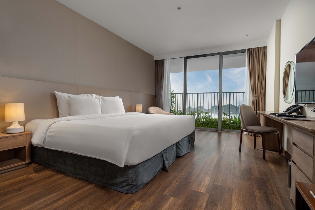 Deluxe Ocean View Flamingo Cat Ba Resort 4 3