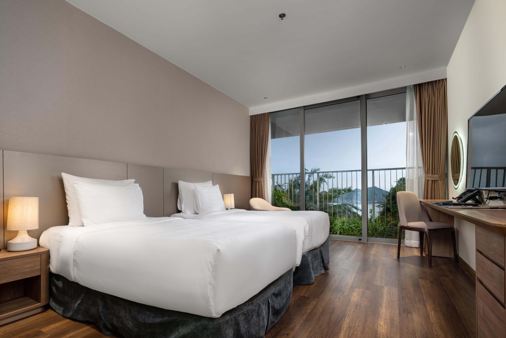 Deluxe Ocean View Flamingo Cat Ba Resort 4 4