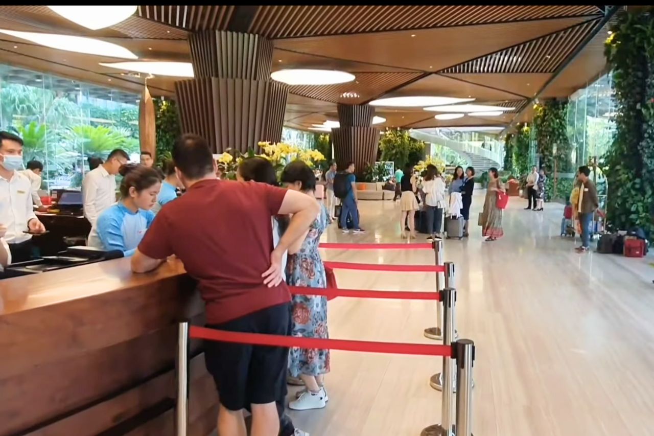 Làm thủ tục check in tại Flamingo Đại Lải
