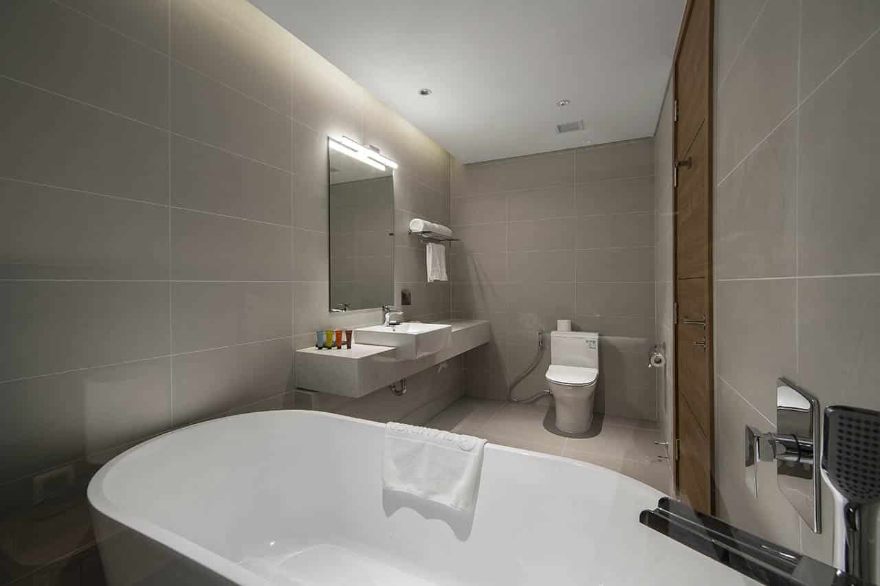 🛏️Phòng Deluxe View Núi Flamingo Cát Bà (👨‍👨‍👧2 Người lớn + 1 Trẻ em) - Ưu đãi đặc biệt mùa Thu